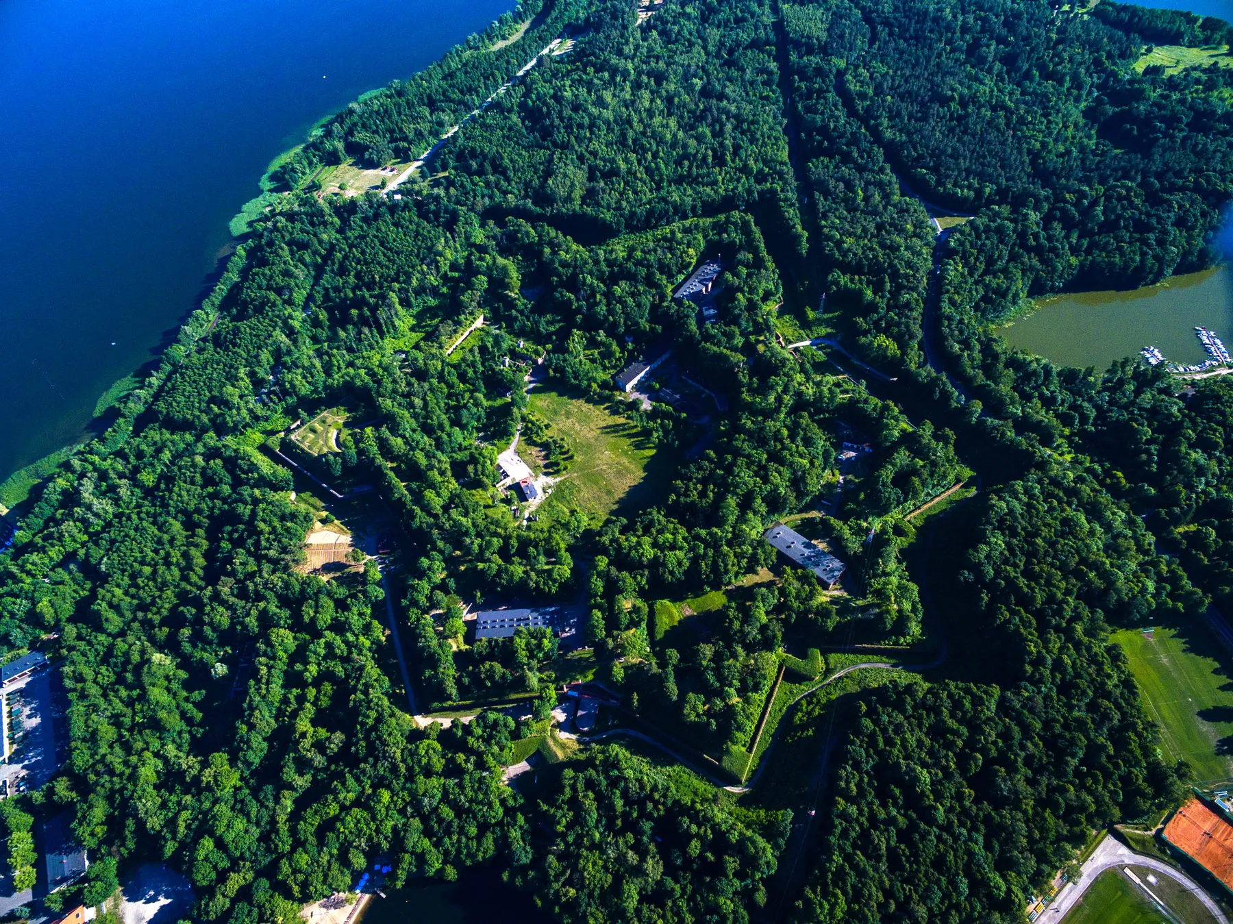 Panoramiczny widok na Twierdze Boyen od strony jeziora