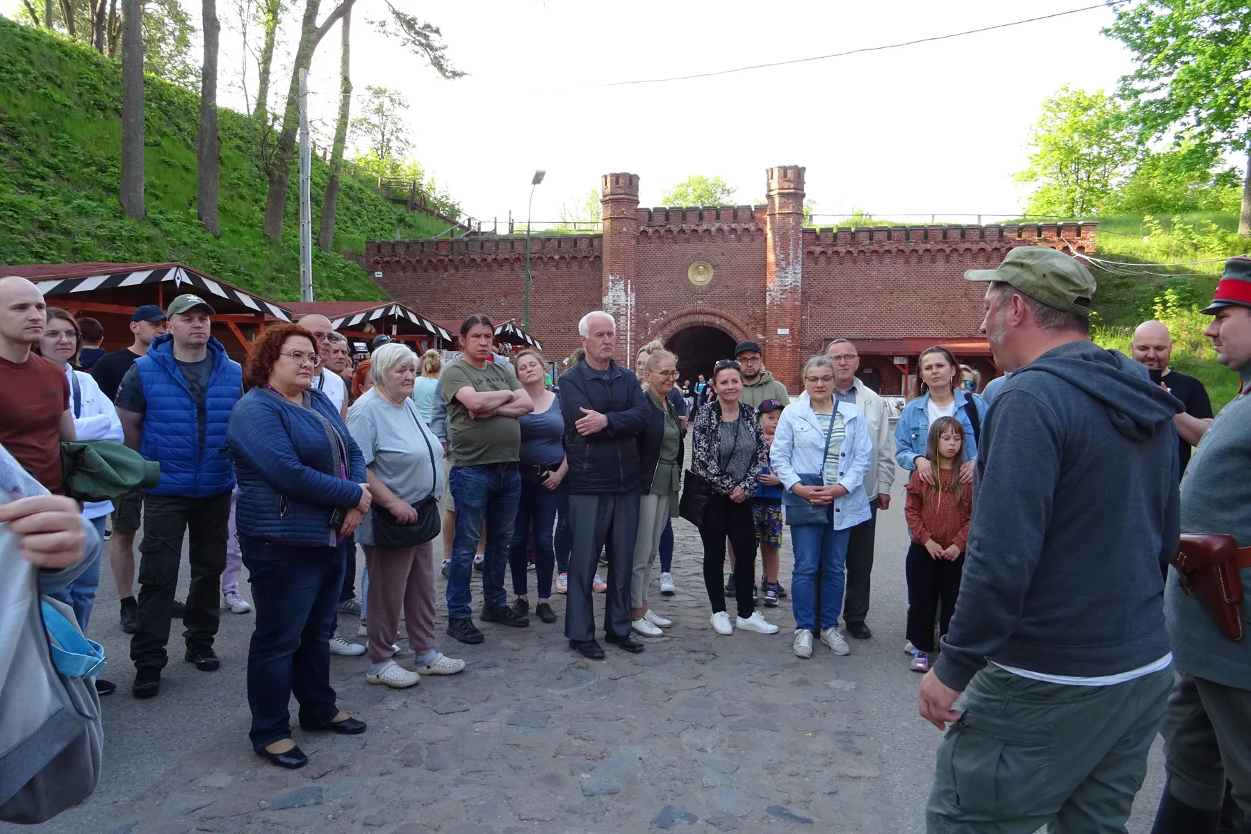 Grupa z przewodnikiem na terenie Twierdzy